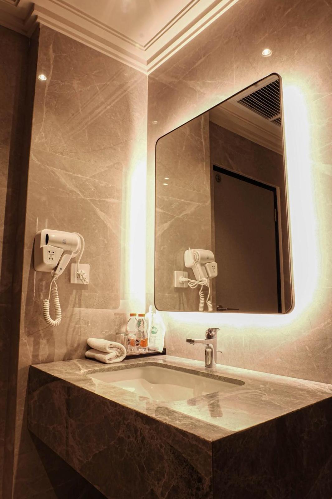 Deka Hotel Surabaya Hr Muhammad Szoba fotó