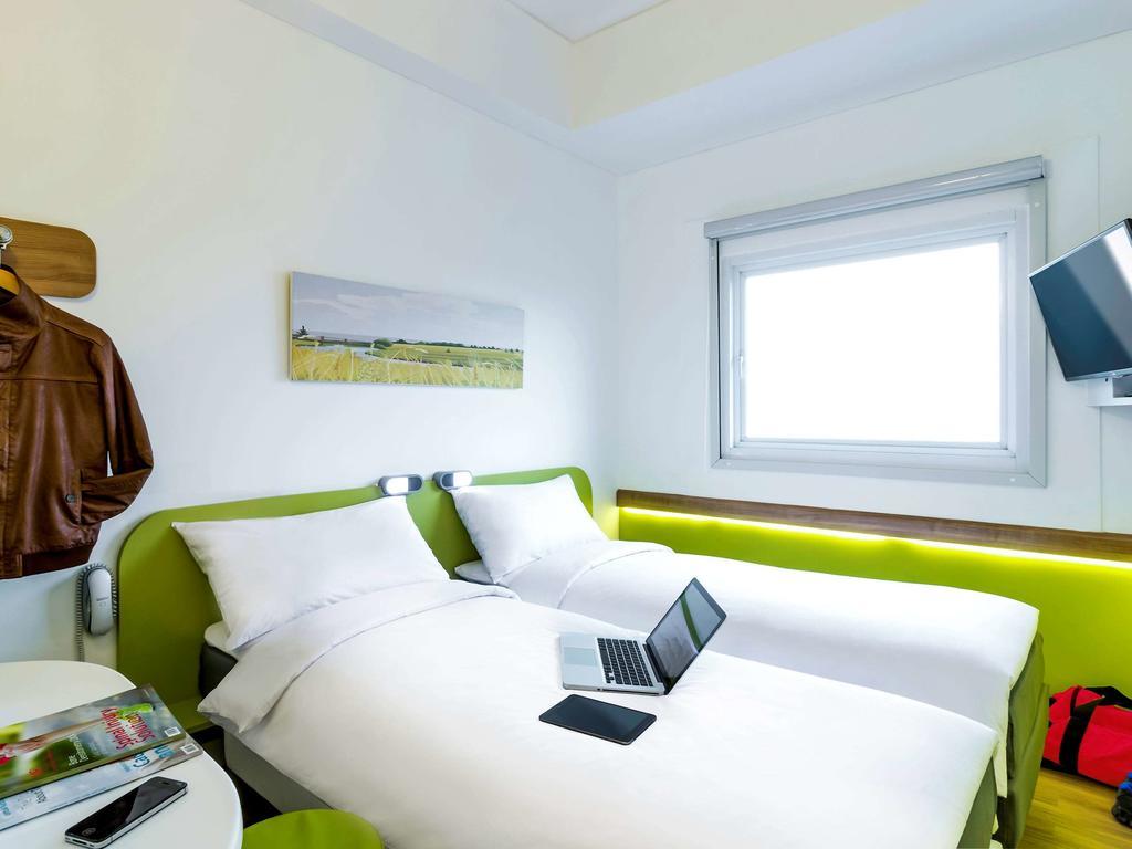 Deka Hotel Surabaya Hr Muhammad Kültér fotó