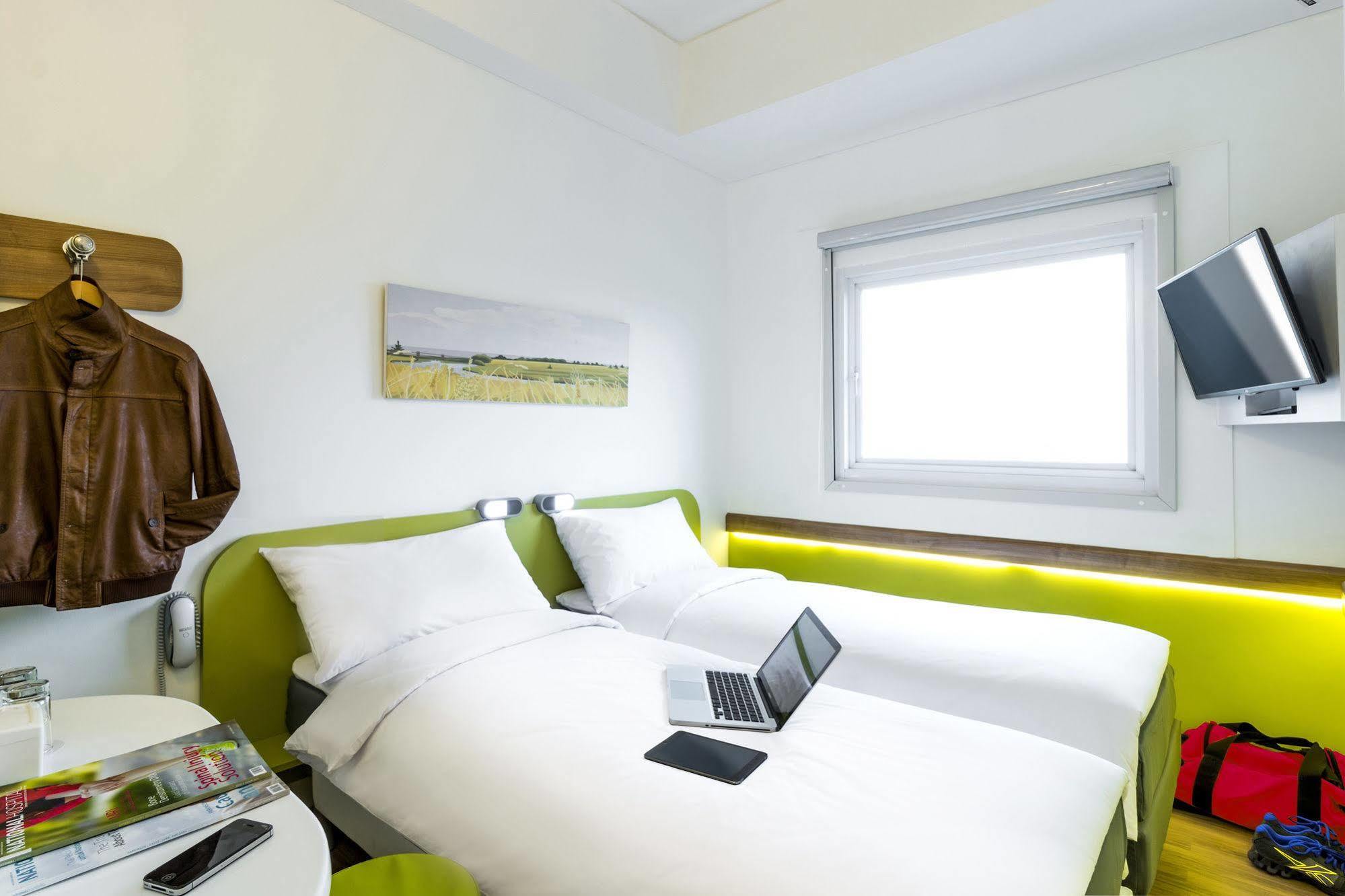 Deka Hotel Surabaya Hr Muhammad Kültér fotó