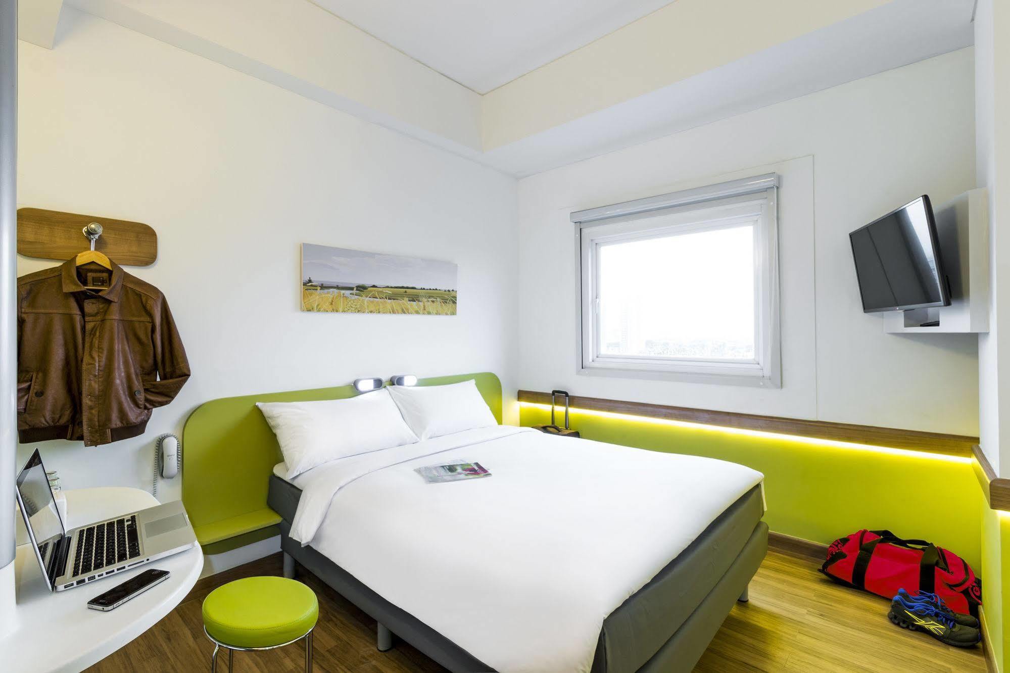 Deka Hotel Surabaya Hr Muhammad Kültér fotó
