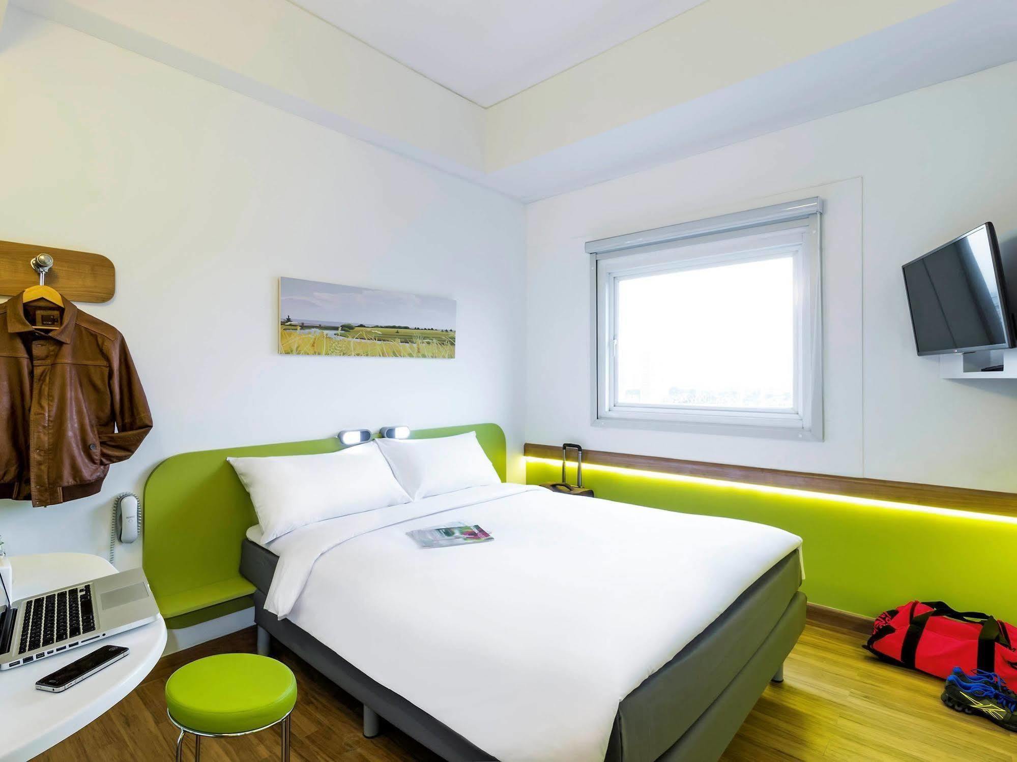 Deka Hotel Surabaya Hr Muhammad Kültér fotó