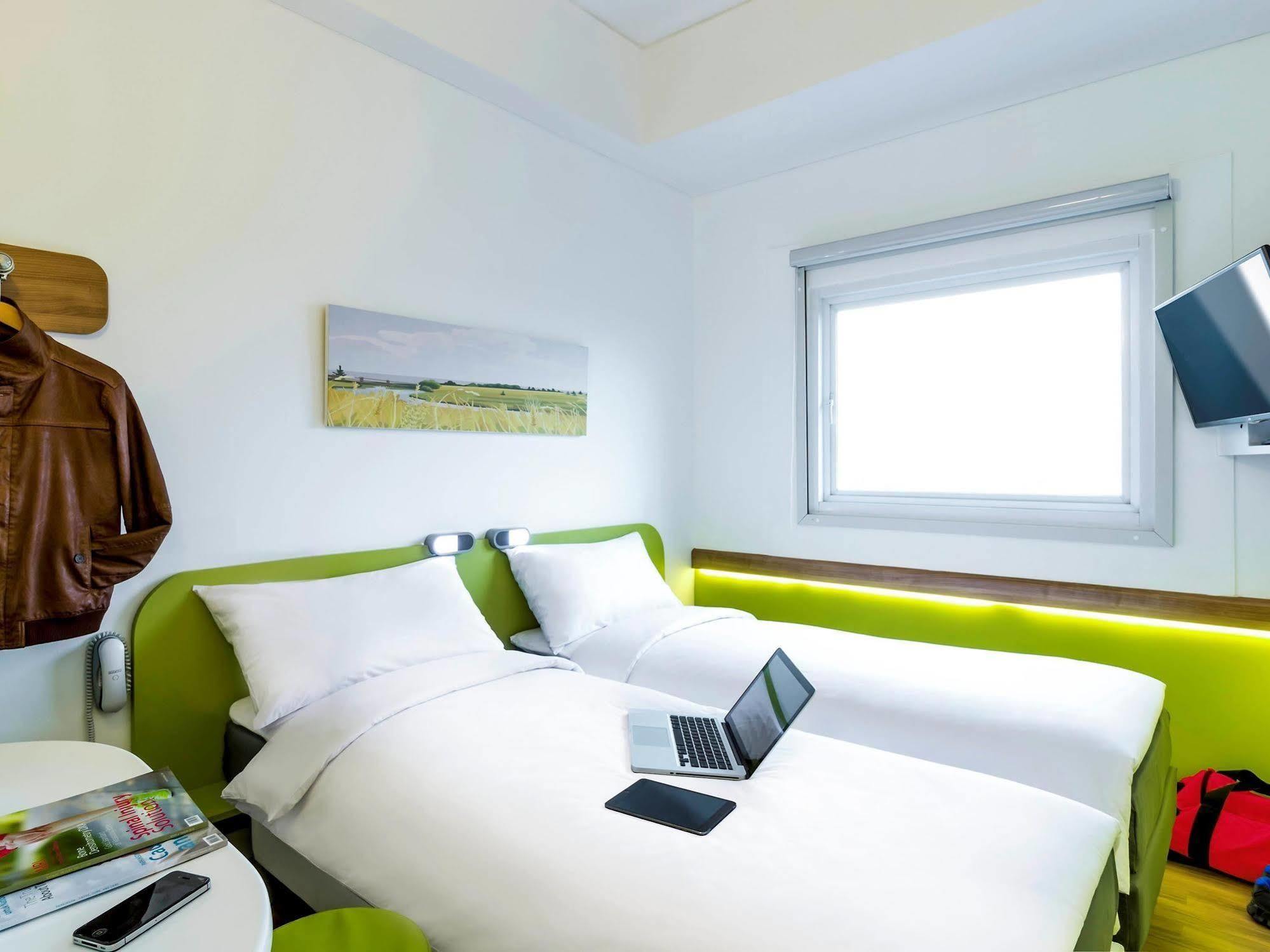 Deka Hotel Surabaya Hr Muhammad Kültér fotó